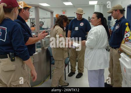 Hurricane Wilma, Belle Glade, FL, 26 ottobre 2005 i membri del FEMA Disaster Medical Assistance Team, Oklahoma One, assistono lo staff del Glades General Hospital dopo che l'area è stata colpita dall'uragano Wilma, il quinto grande uragano della stagione. Fotografie relative a disastri e programmi, attività e funzionari di gestione delle emergenze Foto Stock