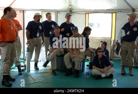 Hurricane Wilma, Plantation, FL, 27 ottobre 2005 i membri dei team di assistenza medica di emergenza FEMA discutono le operazioni all'interno di una tenda che sarà lì base di operazioni per vedere i pazienti al Westside Regional Medical Center. Il team DMAT è qui per aiutare l'aumento dei pazienti al pronto soccorso a causa dell'uragano Wilma. Fotografie relative a disastri e programmi, attività e funzionari di gestione delle emergenze Foto Stock