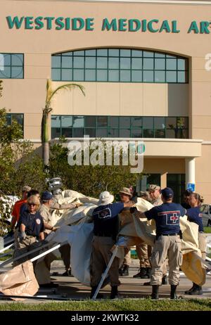 Hurricane Wilma, Plantation, FL, 27 ottobre 2005 i membri del team di assistenza medica per le catastrofi FEMA hanno creato tende che saranno utilizzate come base per le operazioni di visita dei pazienti al Westside Regional Medical Center. Il team DMAT è qui per aiutare l'aumento dei pazienti al pronto soccorso a causa dell'uragano Wilma. Fotografie relative a disastri e programmi, attività e funzionari di gestione delle emergenze Foto Stock