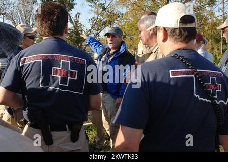 Hurricane Wilma, Plantation, FL, 27 ottobre 2005 i membri dei team di assistenza medica per le catastrofi della FEMA discutono su dove creare una base di operazioni per vedere i pazienti al Westside Regional Medical Center. Il team DMAT è qui per aiutare l'aumento dei pazienti al pronto soccorso a causa dell'uragano Wilma. Fotografie relative a disastri e programmi, attività e funzionari di gestione delle emergenze Foto Stock