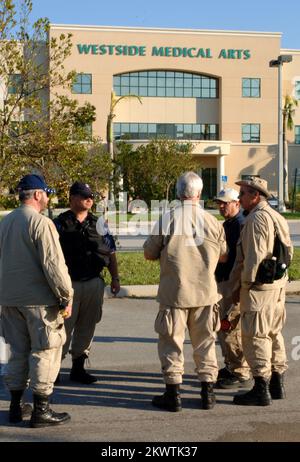 Hurricane Wilma, Plantation, FL, 27 ottobre 2005 i membri dei team di assistenza medica per le catastrofi della FEMA discutono su dove creare una base di operazioni per vedere i pazienti al Westside Regional Medical Center. Il team DMAT è qui per aiutare l'aumento dei pazienti al pronto soccorso a causa dell'uragano Wilma. Fotografie relative a disastri e programmi, attività e funzionari di gestione delle emergenze Foto Stock