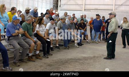 Hurricane Wilma, Homestead, FL, 30 ottobre 2005 responsabile della sicurezza Brooks Hederdson del servizio forestale degli Stati Uniti dà un briefing ai camionisti nell'area di allestimento delle operazioni per i camionisti che si preparano ad andare ai punti di distribuzione per acqua e ghiaccio nelle aree colpite dall'uragano Wilma. Jocelyn Augustno/FEMA.. Fotografie relative a disastri e programmi, attività e funzionari di gestione delle emergenze Foto Stock