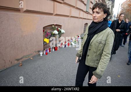 14.11.2015., Zagabria, Croazia - Michele Boccoz, Ambasciatore francese in Croazia, ha rilasciato una dichiarazione davanti all'Ambasciata di Francia in merito a vari atti di violenza a Parigi. Foto: Igor Kralj/PIXSELL Foto Stock