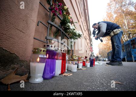 14.11.2015., Zagabria, Croazia - la gente ha messo i fiori e le candele intorno all'ambasciata di Francia. Almeno 140 persone sono state uccise in attentati terroristici a Parigi, il 13 novembre 2015. Foto: Igor Kralj/PIXSELL Foto Stock