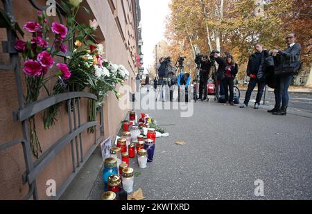 14.11.2015., Zagabria, Croazia - la gente ha messo i fiori e le candele intorno all'ambasciata di Francia. Almeno 140 persone sono state uccise in attentati terroristici a Parigi, il 13 novembre 2015. Foto: Igor Kralj/PIXSELL Foto Stock