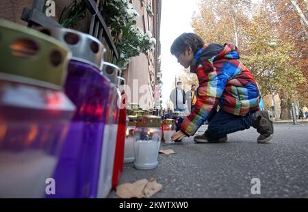 14.11.2015., Zagabria, Croazia - la gente ha messo i fiori e le candele intorno all'ambasciata di Francia. Almeno 140 persone sono state uccise in attentati terroristici a Parigi, il 13 novembre 2015. Foto: Igor Kralj/PIXSELL Foto Stock