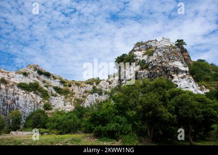 View landscape range è una serie di piccole montagne calcaree nel parco di pietra Tham Khao Ngu con cielo blu nuvola per i tailandesi e i viaggi all'estero Foto Stock