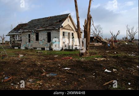 Gravi tempeste, tornado e alluvioni, Greensburg, KS maggio 23, 2007 - questa casa non è stata completamente distrutta dal tornado, ma dovrà ancora essere demolita. La FEMA paga il 75%%%%%%%%%%%%%%%% dei costi di rimozione.. Fotografie relative a disastri e programmi, attività e funzionari di gestione delle emergenze Foto Stock