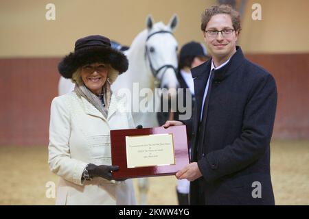 Loro altezza reale il Principe di Galles e la Duchessa di Cornovaglia in due giorni di visita in Croazia. Dopo aver visitato insieme Osijek, la Duchessa di Cornovaglia Camilla visitò le National Stud Farms a Djakovo. Ha guardato l'esecuzione dei Lipizzaners e del carro tradizionalmente decorato. L'ospite della Duchessa era Nidal navi direttore del Paddock e Zoran Vinkovic sindaco di Djakovo. Foto: Vlado Kos/Cropix/POOL/PIXSELL Foto Stock