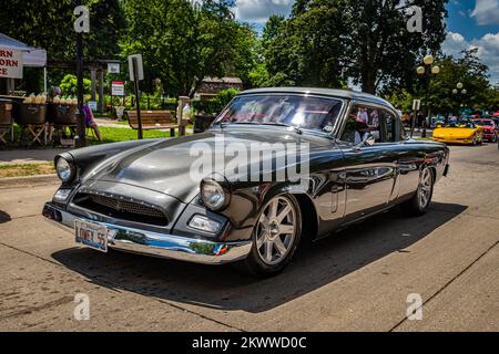 Des Moines, IA - 03 luglio 2022: Vista frontale in alto angolo di una Studebaker Presidente Speedster 1955 in una fiera di auto locale. Foto Stock