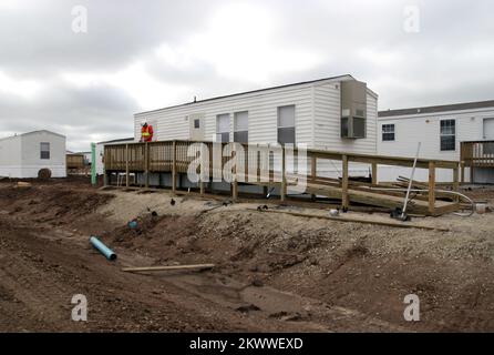 Gravi tempeste, tornado e alluvioni, Greensburg, KS, 25 giugno 2007 - i lavoratori installano una rampa ADA su una delle nuove case mobili nel sud di Greensburg. Nonostante le piogge recenti che hanno ostacolato la costruzione, il sito del gruppo di 341 unità, 75 ettari, dovrebbe iniziare ad accettare i residenti la prossima settimana. Fotografie relative a disastri e programmi, attività e funzionari di gestione delle emergenze Foto Stock