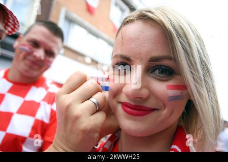 25.06.2016., Lens, Francia - i tifosi croati in strada ballano e festeggiano in attesa dell'inizio della partita con il Portogallo. Foto Stock