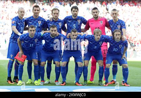 17.06.2016., Stadio Geoffroy-Guichard, Saint-Etienne, Francia - UEFA EURO 2016, Round 2, Gruppo D, Repubblica Ceca - Croazia. Prima fila (L-R) Darijo Srna, Milano Badelj, Marcelo Brozovic, Ivan Strinic e Luka Modric. Seconda fila (L-R): Domagoj Vida, Mario Mandzukic, Ivan Rakitic, Vedran Corluka, portiere Danijel Subasic e Ivan Perisic. Foto: Sanjin Strukic/PIXSELL Foto Stock