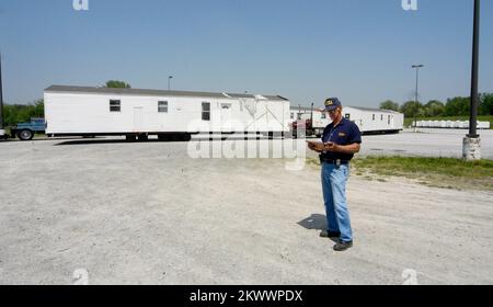 Gravi tempeste, tornado, ed alluvioni, Caruthersville, Missouri, 4-19-06 Roy Blank, il FEMA APO (responsabile della proprietà) per la Caruthersville, Missouri. controlli dell'area di staging in una casa di produzione. Case fabbricate come questa stanno arrivando a Caruthersville, MO per essere utilizzate come alloggi temporanei per i residenti le cui case sono state danneggiate e distrutte dal tornado che ha spazzato via il 2 aprile 2006.. Fotografie relative a disastri e programmi, attività e funzionari di gestione delle emergenze Foto Stock