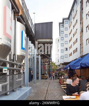 Facciata della birreria e posti a sedere all'aperto. Camden Town Beer Hall, Londra, Regno Unito. Architetto: Gundry & Ducker, 2021. Foto Stock