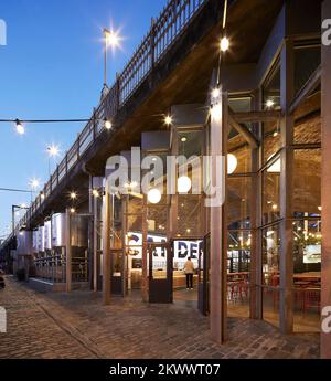 Prospettiva della facciata al crepuscolo. Camden Town Beer Hall, Londra, Regno Unito. Architetto: Gundry & Ducker, 2021. Foto Stock