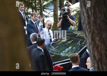 30.07.2016., Lubiana, Slovenia - il presidente russo Vladimir Putin in visita per commemorare il 100th° anniversario della fondazione del cosiddetto. Cappella russa sulla montagna che attraversa Vrsic, dove sono sepolti prigionieri di guerra russi dalla prima guerra mondiale che costruì la strada e morì in una valanga di neve. Rivelò il monumento alle vittime russe della prima e seconda guerra mondiale nel cimitero di Zale. Foto Stock