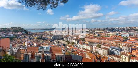 Veduta aerea panoramica di Lisbona da Miradouro da Nossa Senhora do Monte Viewpoint - Lisbona, Portogallo Foto Stock