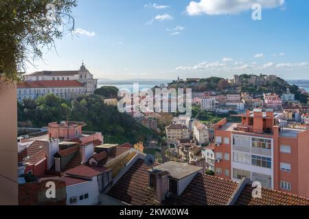 Veduta aerea di Lisbona con il Convento di Graca e il Castello di San Giorgio (Castelo de Sao Jorge) - Lisbona, Portogallo Foto Stock