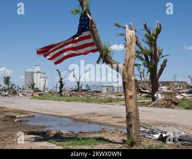 Gravi tempeste, tornado e alluvioni, Greensburg, KS, 7/16/2007 i residenti di Greensburg, KS, che fu distrutto da un tornado del F5, hanno messo questa bandiera americana su uno dei pochi alberi rimasti. La FEMA si trova a Greensburg per assistere alla ricostruzione. Fotografie relative a disastri e programmi, attività e funzionari di gestione delle emergenze Foto Stock