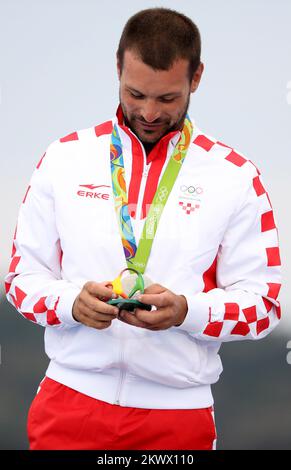 16.08.2016., Rio de Janeiro, Brasile - il marinaio croato Tonci Stipanovic ha vinto la medaglia d'argento nel laser maschile (gommone) alle Olimpiadi estive del 2016 a Rio de Janeiro. Stipanovic è il primo vincitore della medaglia olimpica nella storia della vela croata. Tom Burton di Australia ha vinto la medaglia d'oro e Sam Meech di Nuova Zelanda ha vinto il bronzo. È il primo oro a vela nei Giochi di Rio per gli australiani, che hanno vinto tre classi nei Giochi di Londra nel 2012. Foto Stock