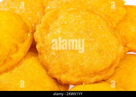 Gustose torte fritte piene di pollo - cucina tradizionale colombiana Foto Stock