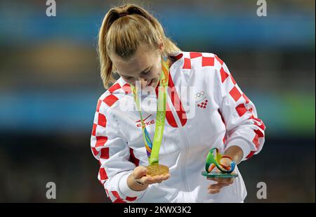 Sara Kolak di Croazia si pone con la medaglia d'oro sul podio durante la cerimonia di vincita a Javelin lancio evento durante le Olimpiadi di Rio de Janeiro 2016, in Brasile, il 19 agosto 2016. Foto Stock