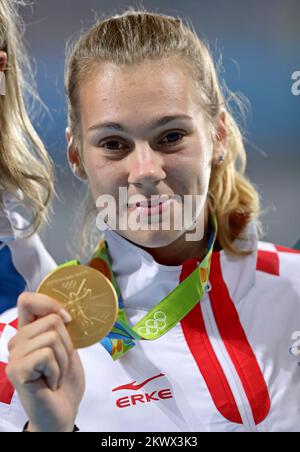 Sara Kolak di Croazia si pone con la medaglia d'oro sul podio durante la cerimonia di vincita a Javelin lancio evento durante le Olimpiadi di Rio de Janeiro 2016, in Brasile, il 19 agosto 2016. Foto Stock