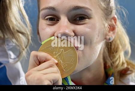 Sara Kolak di Croazia si pone con la medaglia d'oro sul podio durante la cerimonia di vincita a Javelin lancio evento durante le Olimpiadi di Rio de Janeiro 2016, in Brasile, il 19 agosto 2016. Foto Stock