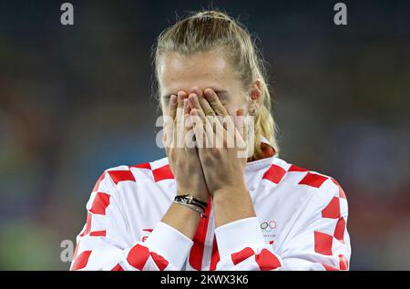 Sara Kolak di Croazia si pone con la medaglia d'oro sul podio durante la cerimonia di vincita a Javelin lancio evento durante le Olimpiadi di Rio de Janeiro 2016, in Brasile, il 19 agosto 2016. Foto Stock