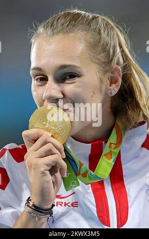 Sara Kolak di Croazia si pone con la medaglia d'oro sul podio durante la cerimonia di vincita a Javelin lancio evento durante le Olimpiadi di Rio de Janeiro 2016, in Brasile, il 19 agosto 2016. Foto Stock