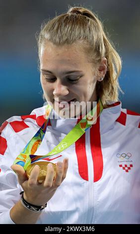 Sara Kolak di Croazia si pone con la medaglia d'oro sul podio durante la cerimonia di vincita a Javelin lancio evento durante le Olimpiadi di Rio de Janeiro 2016, in Brasile, il 19 agosto 2016. Foto Stock