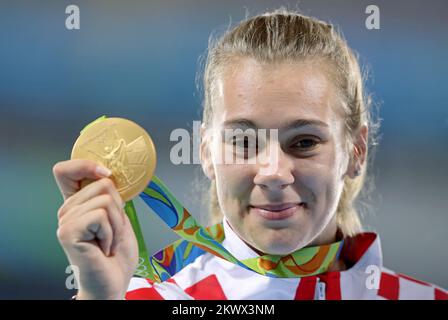 Sara Kolak di Croazia si pone con la medaglia d'oro sul podio durante la cerimonia di vincita a Javelin lancio evento durante le Olimpiadi di Rio de Janeiro 2016, in Brasile, il 19 agosto 2016. Foto Stock