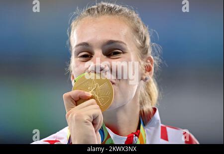 Sara Kolak di Croazia si pone con la medaglia d'oro sul podio durante la cerimonia di vincita a Javelin lancio evento durante le Olimpiadi di Rio de Janeiro 2016, in Brasile, il 19 agosto 2016. Foto Stock