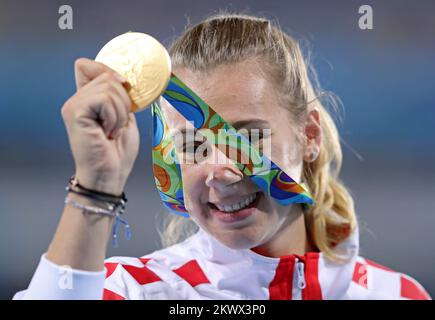 Sara Kolak di Croazia si pone con la medaglia d'oro sul podio durante la cerimonia di vincita a Javelin lancio evento durante le Olimpiadi di Rio de Janeiro 2016, in Brasile, il 19 agosto 2016. Foto Stock