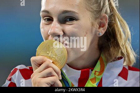 Sara Kolak di Croazia si pone con la medaglia d'oro sul podio durante la cerimonia di vincita a Javelin lancio evento durante le Olimpiadi di Rio de Janeiro 2016, in Brasile, il 19 agosto 2016. Foto Stock