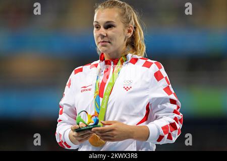 Sara Kolak di Croazia si pone con la medaglia d'oro sul podio durante la cerimonia di vincita a Javelin lancio evento durante le Olimpiadi di Rio de Janeiro 2016, in Brasile, il 19 agosto 2016. Foto Stock