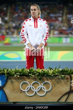 Sara Kolak di Croazia si pone con la medaglia d'oro sul podio durante la cerimonia di vincita a Javelin lancio evento durante le Olimpiadi di Rio de Janeiro 2016, in Brasile, il 19 agosto 2016. Foto Stock