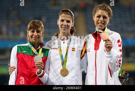 20.08.2016., Rio de Janeiro, Brasile - Giochi Olimpici di Rio 2016, Atletica, medaglie di cerimonia nel salto di disciplina, donne. Medaglia d'oro e la loro prima olimpica di 37 anni, ha vinto Ruth Beitia (Spagna), medaglia d'argento è andato a Mirela Demirova (Bulgaria), una medaglia di bronzo Blanka Vlasic (Croazia). Foto Stock