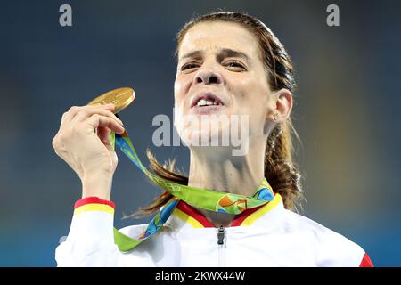 20.08.2016., Rio de Janeiro, Brasile - Giochi Olimpici di Rio 2016, Atletica, medaglie di cerimonia nel salto di disciplina, donne. Medaglia d'oro e la loro prima olimpica di 37 anni, ha vinto Ruth Beitia (Spagna), medaglia d'argento è andato a Mirela Demirova (Bulgaria), una medaglia di bronzo Blanka Vlasic (Croazia). Foto Stock