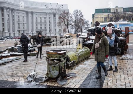 Kiev, Ucraina. 26th Nov 2022. La gente guarda frammenti di razzi russi che la Russia sta sparando nelle città ucraine, mostrate nel centro di Kyiv. Le truppe russe sono entrate in ucraina il 24 febbraio 2022 iniziando un conflitto che ha provocato distruzione e crisi umanitaria. Le truppe russe sono entrate in Ucraina il 24 febbraio 2022, iniziando un conflitto che ha provocato distruzione e crisi umanitaria. (Credit Image: © Oleksii Chumachenko/SOPA Images via ZUMA Press Wire) Foto Stock