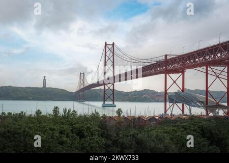 25 Ponte de Abril, Santuario di Cristo il Re skyline e fiume Tago (Rio Tejo) - Lisbona, Portogallo Foto Stock