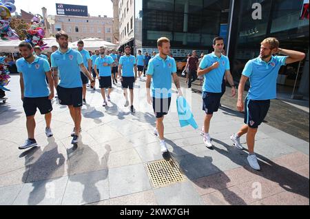 04.09.2016., Zagabria, Croazia - i giocatori e il personale della nazionale croata di calcio bevevano caffè alla Piazza dei Fiori e passeggiano per il centro di Zagabria sulla sorpresa e l'eccitazione dei cittadini. Mateo Kovacic, Vedran Corluka, Ivan Rakitic, Nikola Kalinic, Ivan Strinic. Foto Stock