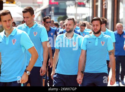 04.09.2016., Zagabria, Croazia - i giocatori e il personale della nazionale croata di calcio bevevano caffè alla Piazza dei Fiori e passeggiano per il centro di Zagabria sulla sorpresa e l'eccitazione dei cittadini. Nikola Kalinic, Lovre Kalinic, Marcelo Brozovic, Duje Cop. Foto Stock