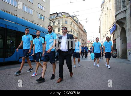 04.09.2016., Zagabria, Croazia - i giocatori e il personale della nazionale croata di calcio bevevano caffè alla Piazza dei Fiori e passeggiano per il centro di Zagabria sulla sorpresa e l'eccitazione dei cittadini. Lovre Kalinic, Marcelo Brozovic, Duje Cop, Ivan Strinic, Ivan Rakitic, Nikola Kalinic. Foto Stock