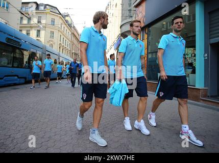 04.09.2016., Zagabria, Croazia - i giocatori e il personale della nazionale croata di calcio bevevano caffè alla Piazza dei Fiori e passeggiano per il centro di Zagabria sulla sorpresa e l'eccitazione dei cittadini. Ivan Strinic, Ivan Rakitic, Nikola Kalinic . Foto Stock