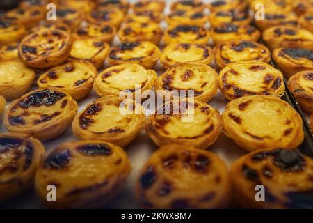 Crostate alla crema portoghese (pastello de Nata) - pasticceria tradizionale portoghese - Lisbona, Portogallo Foto Stock