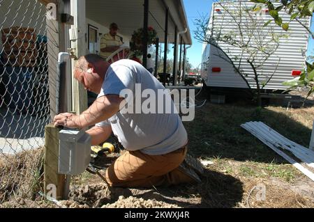 Forti tempeste e tornado, Lady Lake, FL, 19 febbraio 2007 Un appaltatore FEMA lavora sui collegamenti per questo rimorchio da viaggio. La FEMA sta inserendo i residenti nei rimorchi di viaggio come alloggi temporanei. Mark Wolfe/FEMA.. Fotografie relative a disastri e programmi, attività e funzionari di gestione delle emergenze Foto Stock