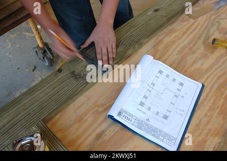 Gravi tempeste e tornado, Deland, FL, 23 febbraio 2007 Uno studente della scuola superiore di Deland scrive questo pezzo di legno secondo i piani per la costruzione di una struttura modello di mitigazione FEMA. Gli studenti stanno costruendo la struttura come un progetto di classe. Mark Wolfe/FEMA.. Fotografie relative a disastri e programmi, attività e funzionari di gestione delle emergenze Foto Stock