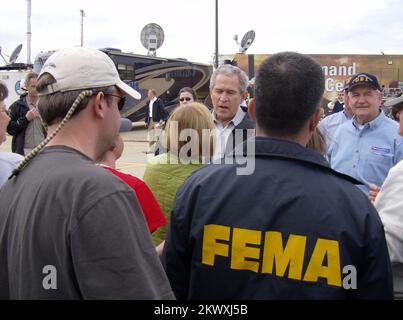 Gravi tempeste e tornado, Americus, GA, 3 marzo 2007 il Presidente Bush visita Americus per vedere i danni subiti dai recenti tornado. I tornado hanno colpito nel pomeriggio e la sera del 1 marzo. Speranza Bresch/FEMA.. Fotografie relative a disastri e programmi, attività e funzionari di gestione delle emergenze Foto Stock